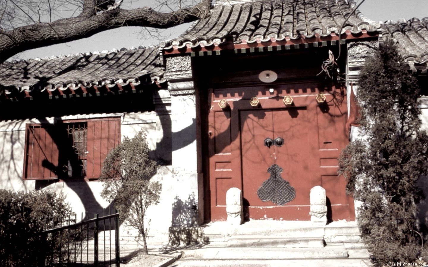 photo of a front gate in old-time Peking